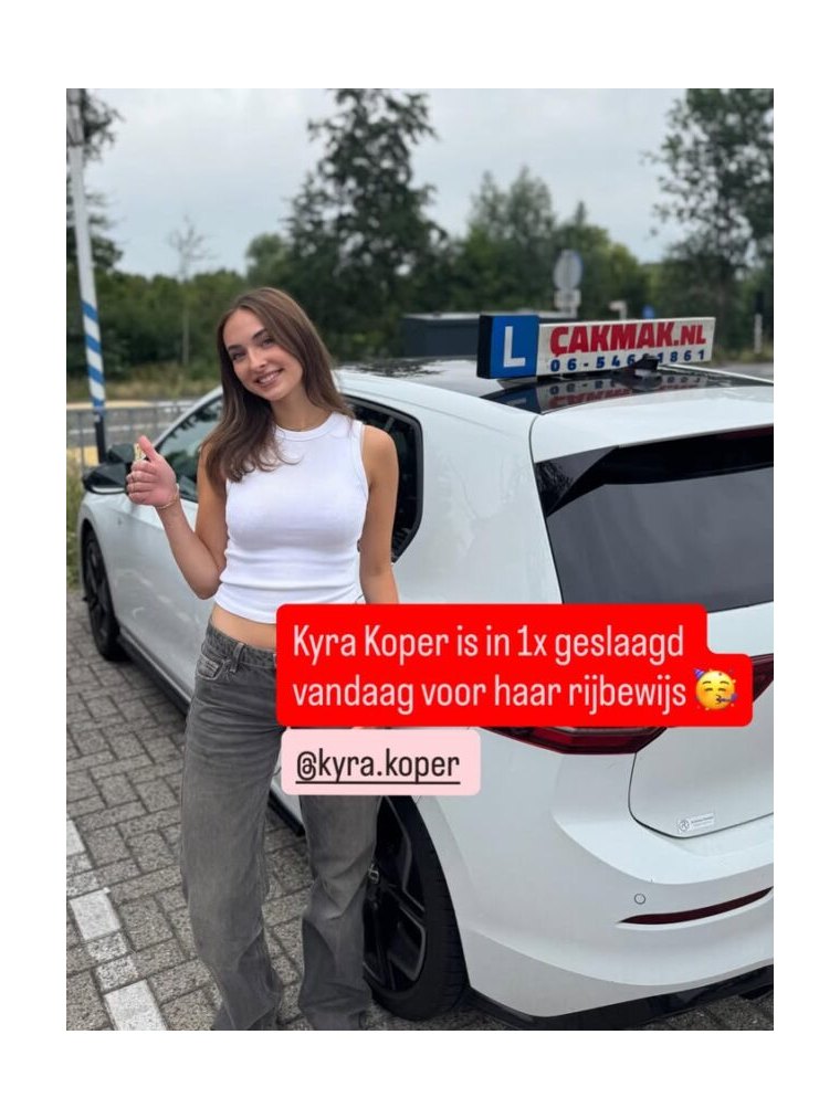 Geslaagde leerling met duim omhoog naast de lesauto van rijschool Cakmak