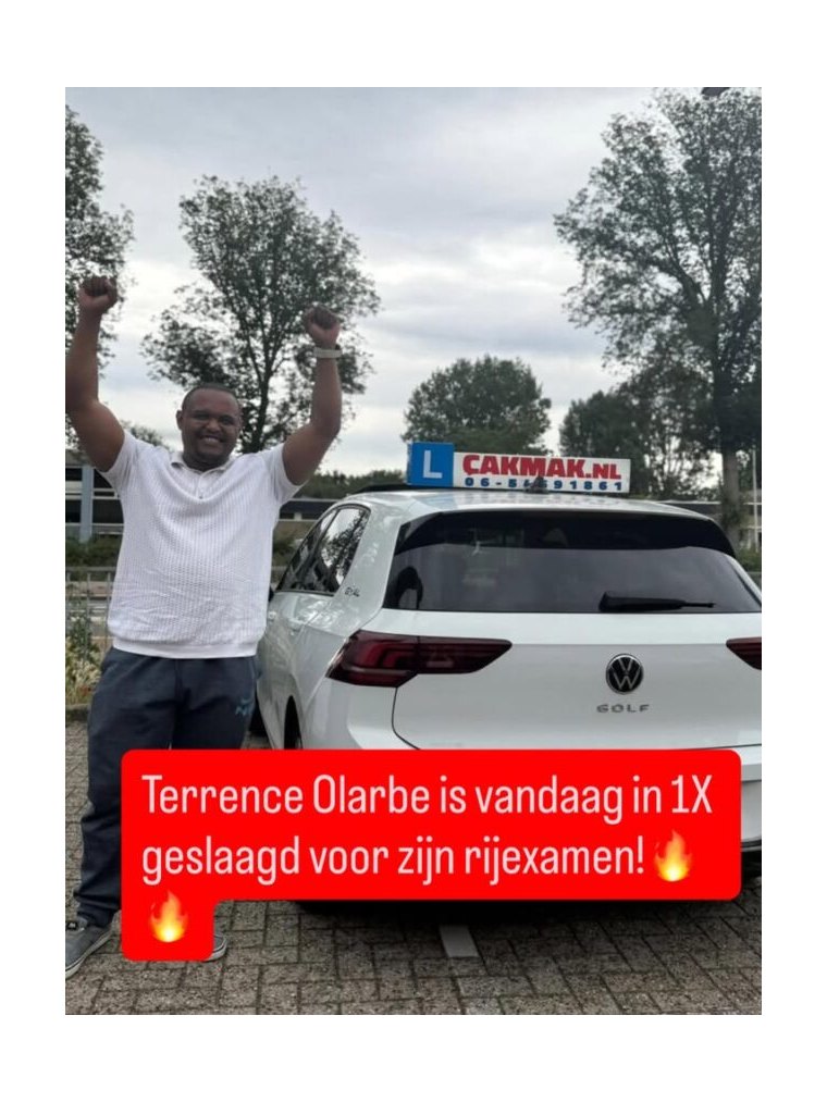Geslaagde leerling juicht met de armen omhoog naast de lesauto van Cakmak