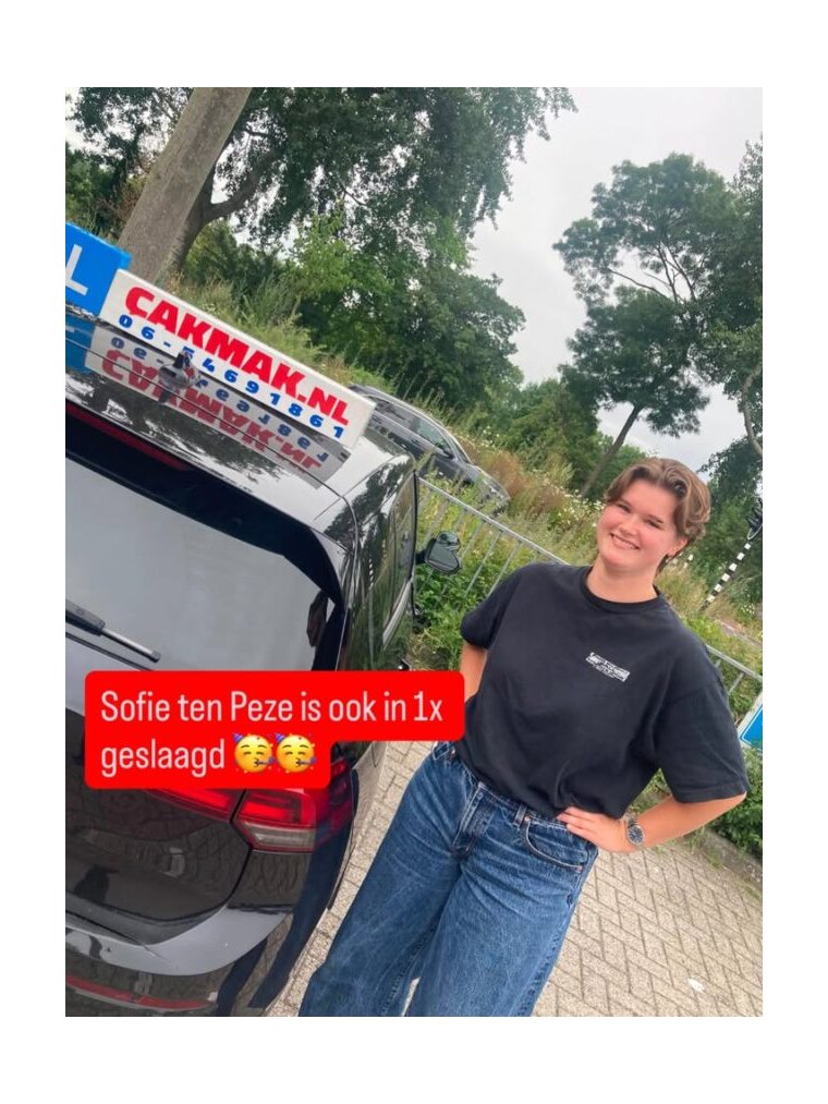 Geslaagde leerling naast de witte Volkswagen Golf-lesauto van Cakmak
