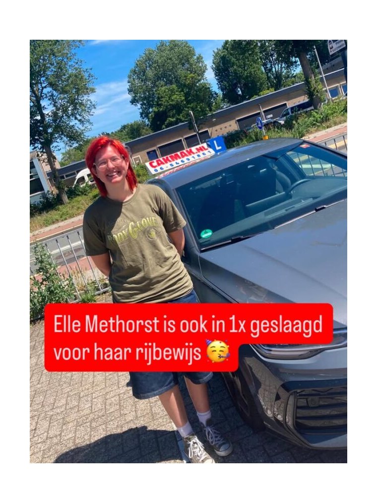 Geslaagde leerling met duim omhoog bij de lesauto van Cakmak