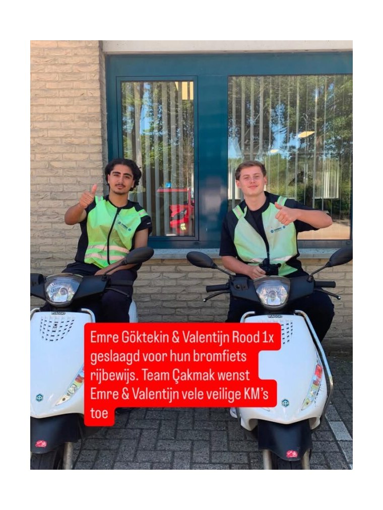 Twee geslaagden voor het bromfietsrijbewijs op de lesscooters van Cakmak