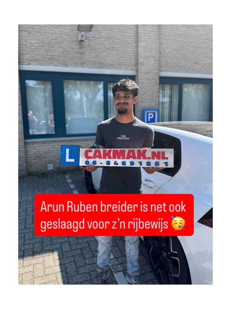 Geslaagde leerling met het CAKMAK.NL-bord na het behalen van het rijbewijs