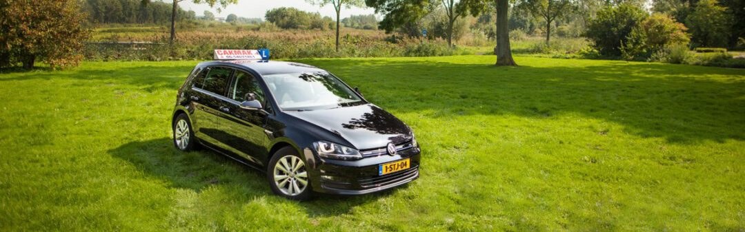De zwarte Volkswagen Golf-lesauto van Auto- en motorrijschool Cakmak met het blauwe L-bord